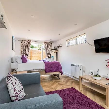 Pass The Keys Charming Chalet A Stones Throw From The Beach Chichester Exterior foto