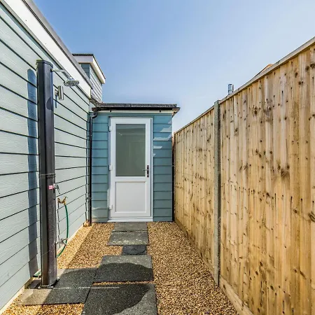Pass The Keys Charming Chalet A Stones Throw From The Beach Chichester Exterior foto