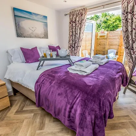 Pass The Keys Charming Chalet A Stones Throw From The Beach Chichester Exterior foto