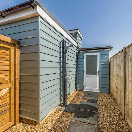 Pass The Keys Charming Chalet A Stones Throw From The Beach Chichester Exterior foto